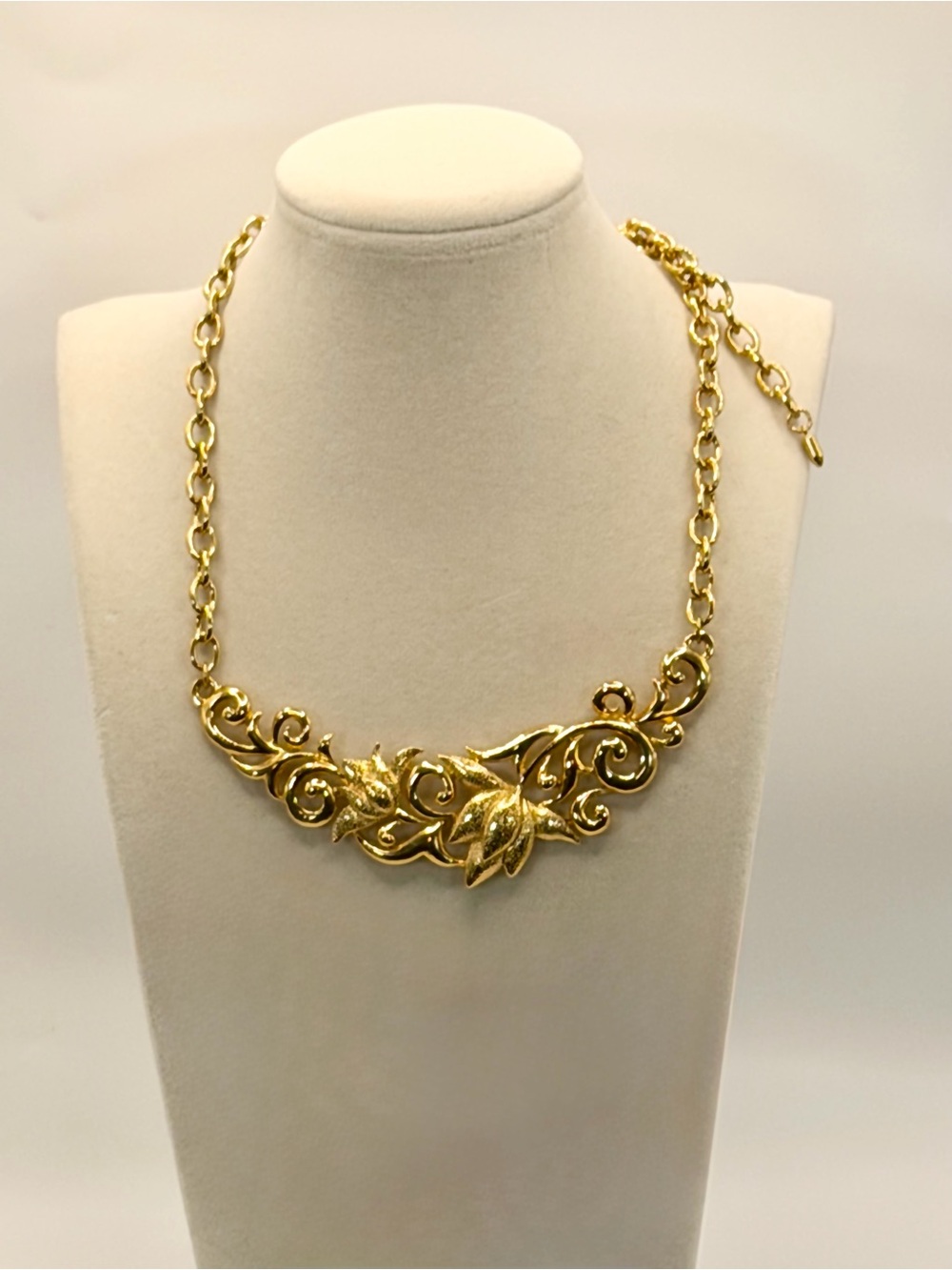 Elegant Gold Floral Scroll Necklace for Women